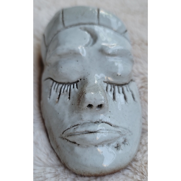 Red clay with white glaze pottery face - Picture 5 of 16